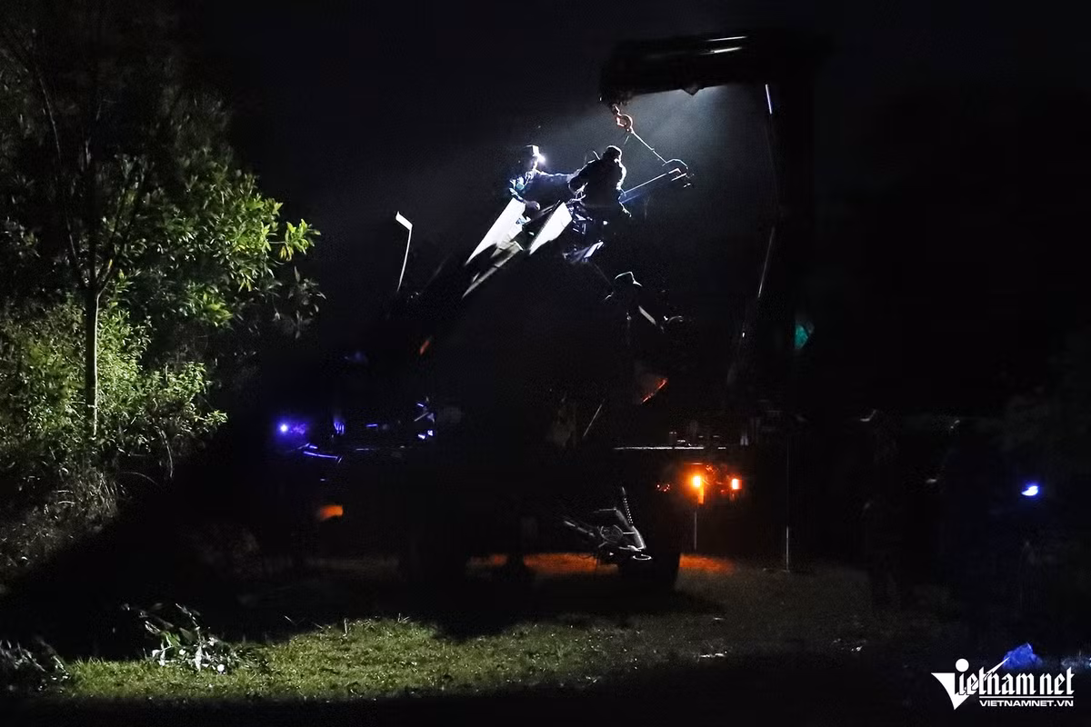 Đến 0h, các đơn vị vẫn hối hả chiếm lĩnh trận địa và nhanh chóng triển khai khí tài.