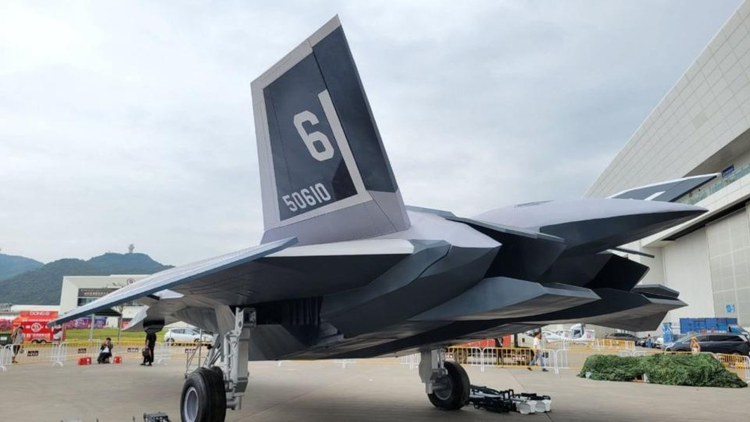 Trong bối cảnh cuộc chạy đua giành ưu thế quân sự giữa các cường quốc trên thế giới đang diễn ra quyết liệt, tiêm kích thế hệ thứ sáu của Trung Quốc tượng trưng cho tham vọng trở thành nước dẫn đầu không chỉ trong lĩnh vực hàng không vũ trụ quân sự.