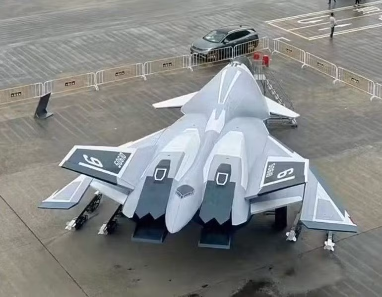 Đặc điểm bên ngoài của tiêm kích BaiDi còn thu hút sự chú ý với thiết kế "đến từ ngoài hành tinh" và cấu trúc khung thân vững chắc, cho phép nó vận hành trên cả những đường băng dã chiến chưa được chuẩn bị.