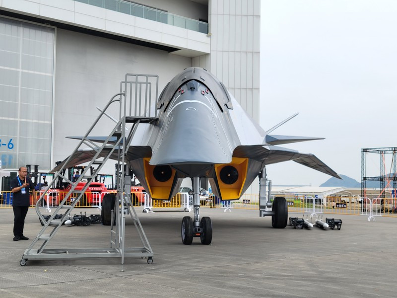 Chưa dừng lại đây, khoang vũ khí bên trong mặc dù có kích thước lớn nhưng lại được thiết kế rất hợp lý, giúp tăng khả năng tàng hình, khiến hệ thống radar phòng không hay radar hỏa lực trên máy bay chiến đấu đối phương khó phát hiện ra.