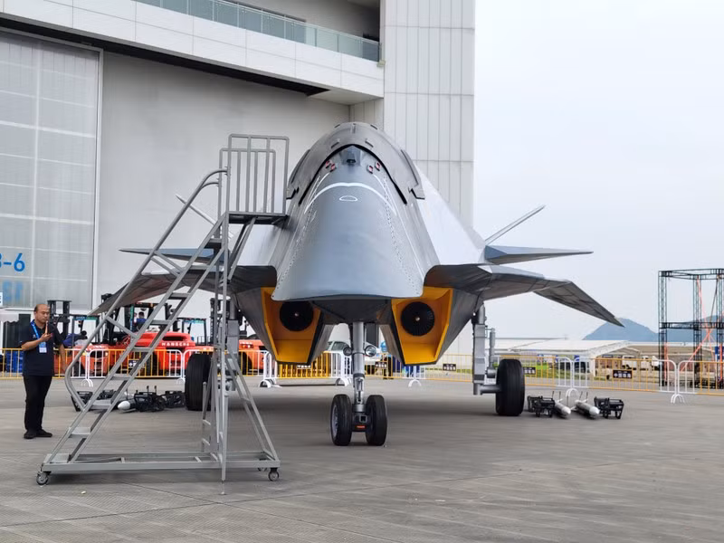 Chưa dừng lại đây, khoang vũ khí bên trong mặc dù có kích thước lớn nhưng lại được thiết kế rất hợp lý, giúp tăng khả năng tàng hình, khiến hệ thống radar phòng không hay radar hỏa lực trên máy bay chiến đấu đối phương khó phát hiện ra.