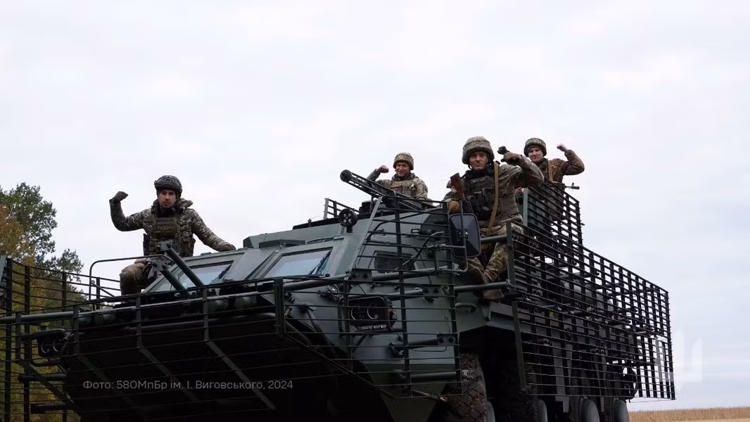 Ấn phẩm Militarnyi cho biết, Lữ đoàn bộ binh cơ giới số 58 của Quân đội Ukraine đã tiếp nhận xe thiết giáp BTR-4E do nước này sản xuất, phương tiện nói trên có thể phân loại là xe bọc thép chở quân hoặc xe chiến đấu bộ binh bánh lốp.