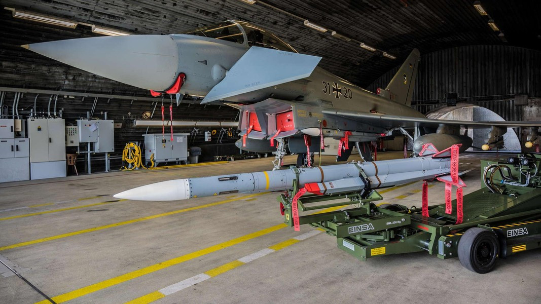 Được biết tên lửa có tầm phóng lên tới 200 - 300 km và có thể bắn trúng các mục tiêu cơ động với khả năng chịu quá tải lên đến 11G. Đồng thời tốc độ của Meteor ở giai đoạn tấn công mục tiêu có thể lên tới Mach 4.