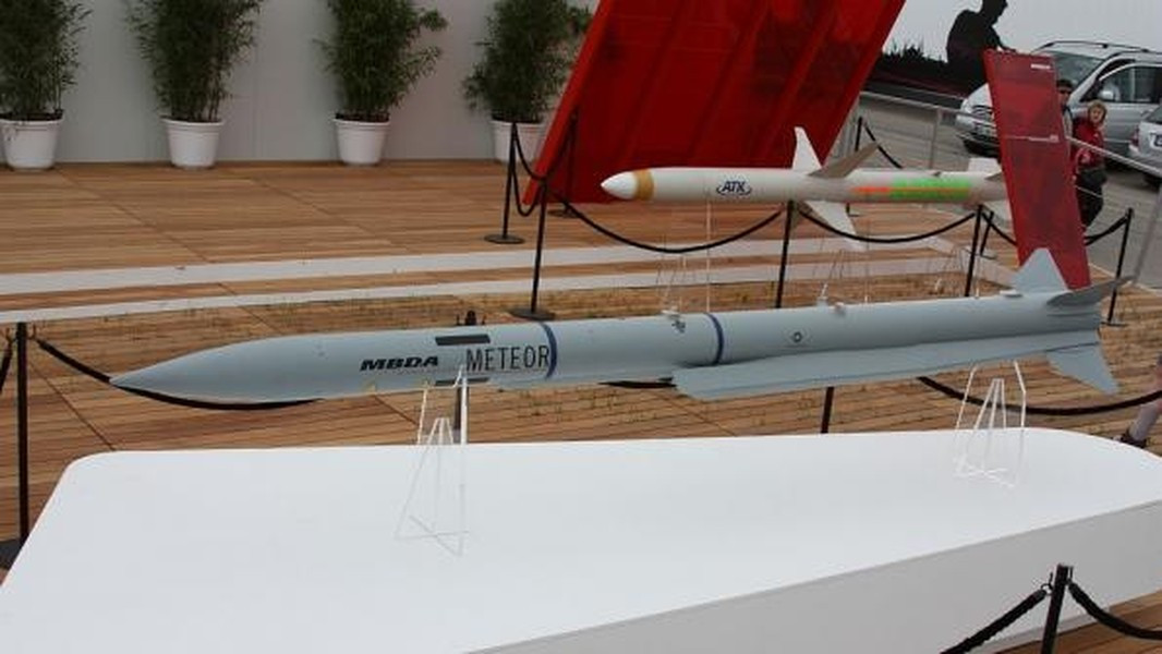 Ban đầu, tên lửa được mang độc quyền bởi tiêm kích Saab JAS 39 Gripen của Thụy Điển. Việc sửa đổi nó để chiến đấu cơ Dassault Rafale và Eurofighter Typhoon có thể sử dụng bắt đầu muộn hơn.