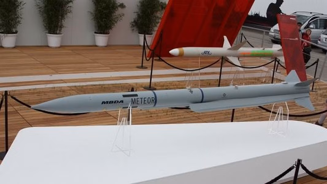 Ban đầu, tên lửa được mang độc quyền bởi tiêm kích Saab JAS 39 Gripen của Thụy Điển. Việc sửa đổi nó để chiến đấu cơ Dassault Rafale và Eurofighter Typhoon có thể sử dụng bắt đầu muộn hơn.