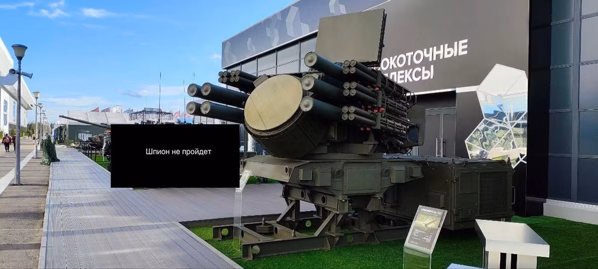 Ngoài ra bệ phóng được đặt trên một khung đặc biệt, giới phân tích cho rằng nó có thể gắn trên khung gầm xe tải để tăng tính linh hoạt, nhưng phần lớn ý kiến giả định rằng nó đây là phiên bản cố định của Pantsir.