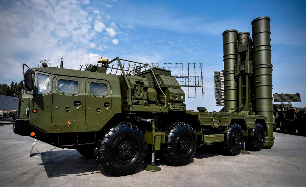 Trong lúc này, 3 trung đoàn S-400 đầu tiên đã hoạt động tích cực, đặc biệt là ở biên giới với Trung Quốc và Pakistan, các khẩu đội luôn tham gia những cuộc tập trận trong khuôn khổ duy trì mức độ sẵn sàng chiến đấu