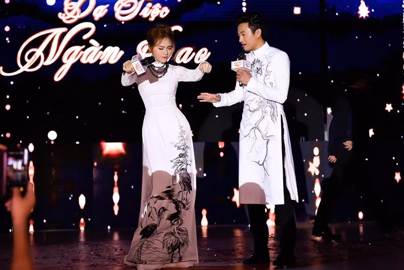 Quý Bình và Vân Trang đóng cặp trong phim dài 200 tập Dù gió có thổi. Sau đó, cả hai cùng làm MC nhiều chương trình.