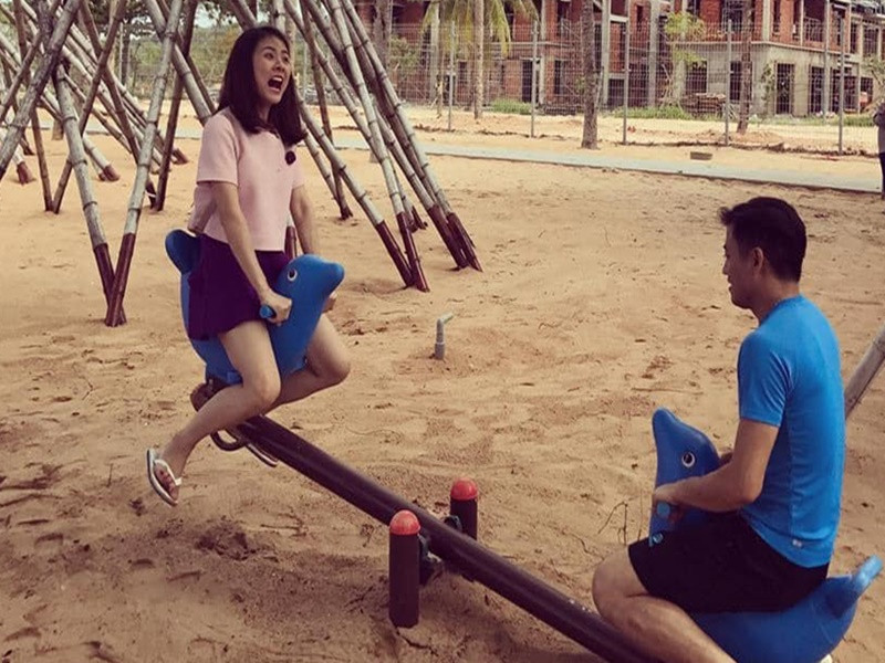 Quý Bình cùng Vân Trang chơi đùa bên nhau như những đứa trẻ.