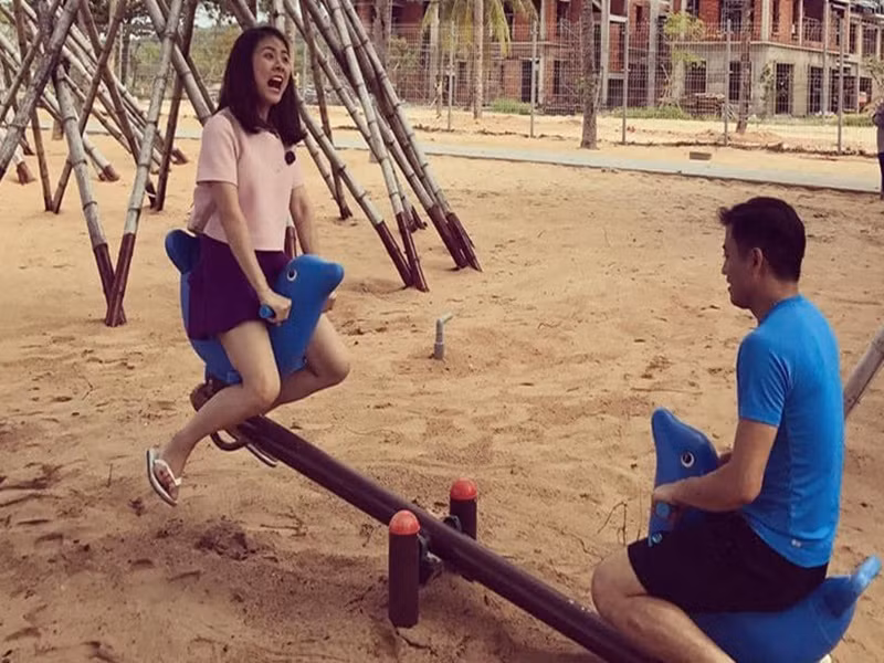 Quý Bình cùng Vân Trang chơi đùa bên nhau như những đứa trẻ.