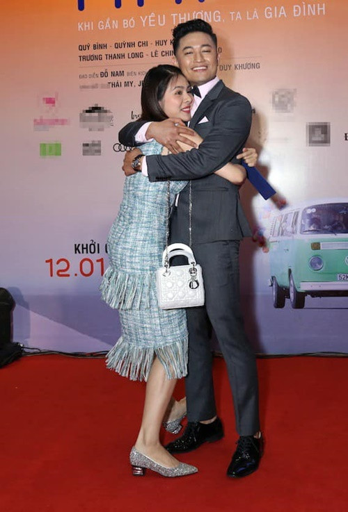 Vân Trang nghẹn ngào khi Quý Bình qua đời: "Anh ơi, không lúc nào em không có anh cả ... Vậy mà sao nỡ ... Em thương anh nhiều lắm, cảm ơn anh vì được làm em của anh".