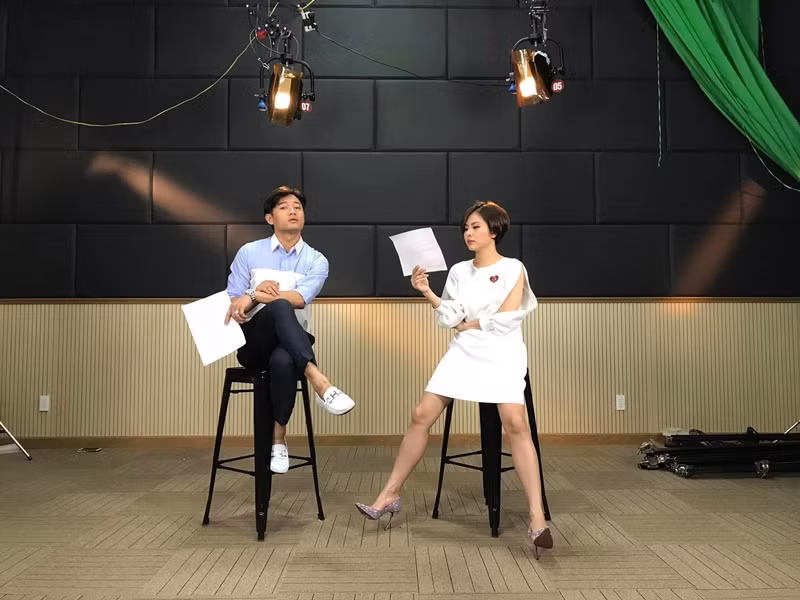 Quý Bình từng chia sẻ, đóng chung với Vân Trang, anh đã bị thu hút bởi tính cách quyết đoán, lăn xả và sôi động của bạn diễn.