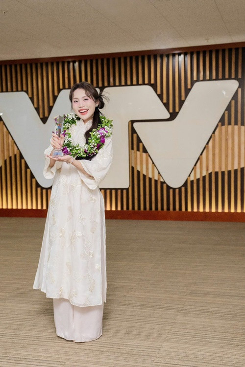 Mới đây, nữ ca sĩ nhận danh hiệu Gương mặt trẻ Việt Nam tiêu biểu 2024. Ảnh: FB Phương Mỹ Chi.