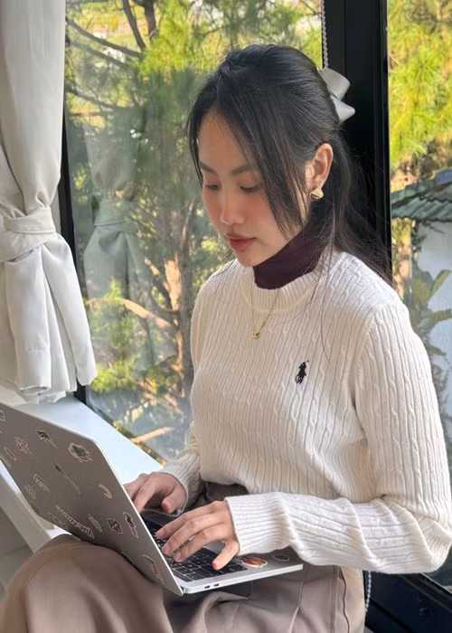 Vừa hoạt động nghệ thuật, Phương Mỹ Chi vừa hoàn thành tốt việc học tập. Hiện tại, cô học chuyên ngành Quan hệ công chúng tại một trường đại học. Ảnh: FB Phương Mỹ Chi.