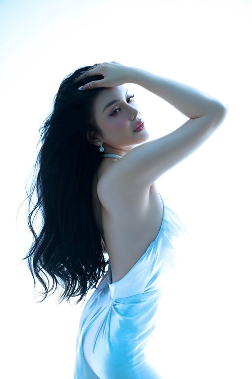 Lily Chen giỏi kiếm tiền. Ngoài đóng phim, ca hát, cô còn kinh doanh.