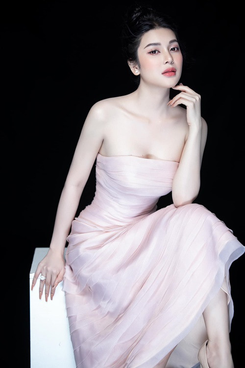 Ở đời thường, nữ ca sĩ Lily Chen ăn mặc sành điệu, gợi cảm, trái ngược trên màn ảnh.