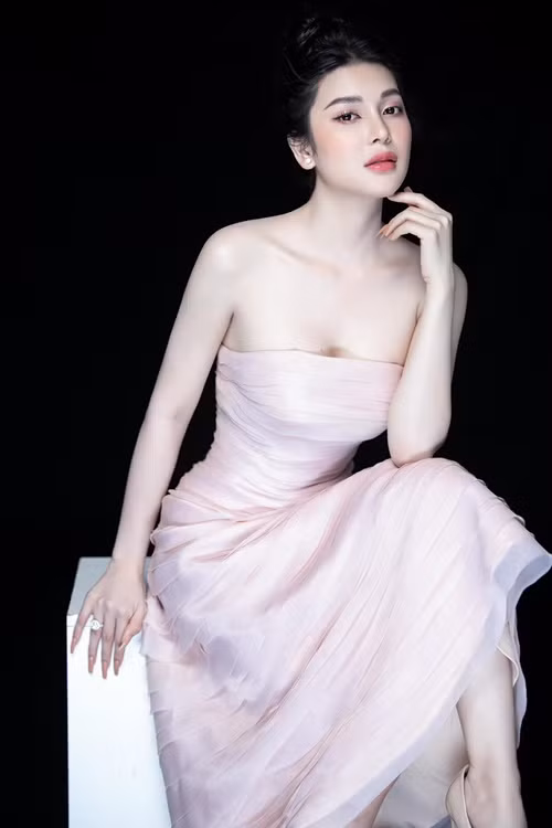 Ở đời thường, nữ ca sĩ Lily Chen ăn mặc sành điệu, gợi cảm, trái ngược trên màn ảnh.