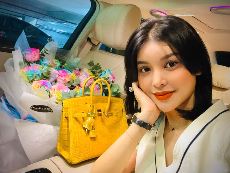 Lily Chen là tay chơi hàng hiệu. Ngoài ra, trong vòng 18 tháng, cô từng tậu tới 4 chiếc xe sang Mercedes-Benz tiền tỷ.