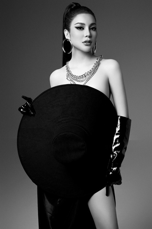 Nữ ca sĩ sinh năm 1995 gây mê người đối diện bởi vóc dáng nuột nà.