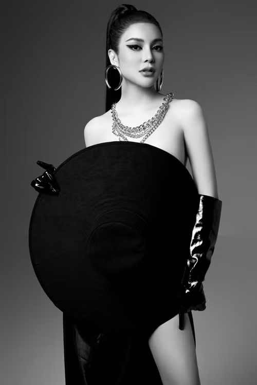 Nữ ca sĩ sinh năm 1995 gây mê người đối diện bởi vóc dáng nuột nà.