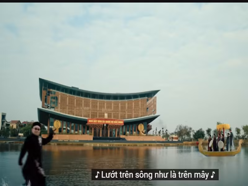 Ông chia sẻ trên Tiền Phong: "Hòa từng hỏi tôi về mức cát-sê. Tuy nhiên, tôi nói thẳng nếu theo mức cát-sê bình thường thì bạn ấy sẽ không trả được. Cát-sê sẽ tính theo ngày, mỗi ngày quay sẽ bằng 15 ngày đi diễn... Ảnh chụp màn hình.