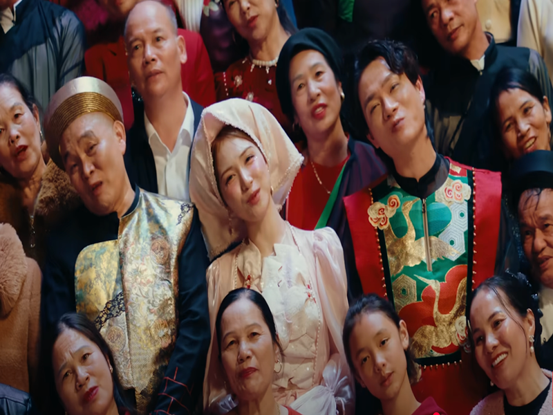 Trong chương trình Chuyển động 24h trưa, nghệ sĩ Xuân Hinh cho biết, ông cố gắng giúp các nghệ sĩ trẻ như Hòa Minzy vì biết cô yêu nghề, làm sản phẩm chỉn chu. Ảnh chụp màn hình.