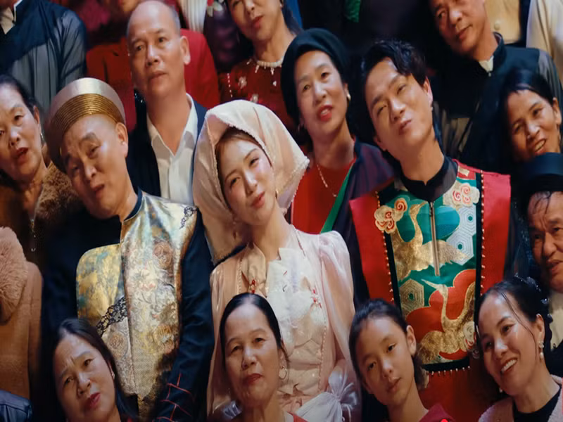 Trong chương trình Chuyển động 24h trưa, nghệ sĩ Xuân Hinh cho biết, ông cố gắng giúp các nghệ sĩ trẻ như Hòa Minzy vì biết cô yêu nghề, làm sản phẩm chỉn chu. Ảnh chụp màn hình.