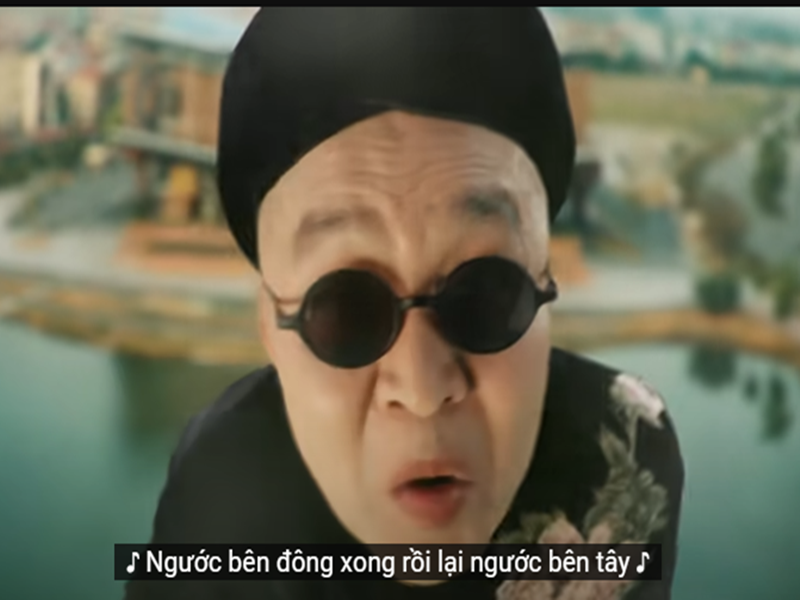 Cảnh bay trên mặt nước của danh hài Xuân Hinh sau khi được xử lý kỹ xảo. Ảnh chụp màn hình.