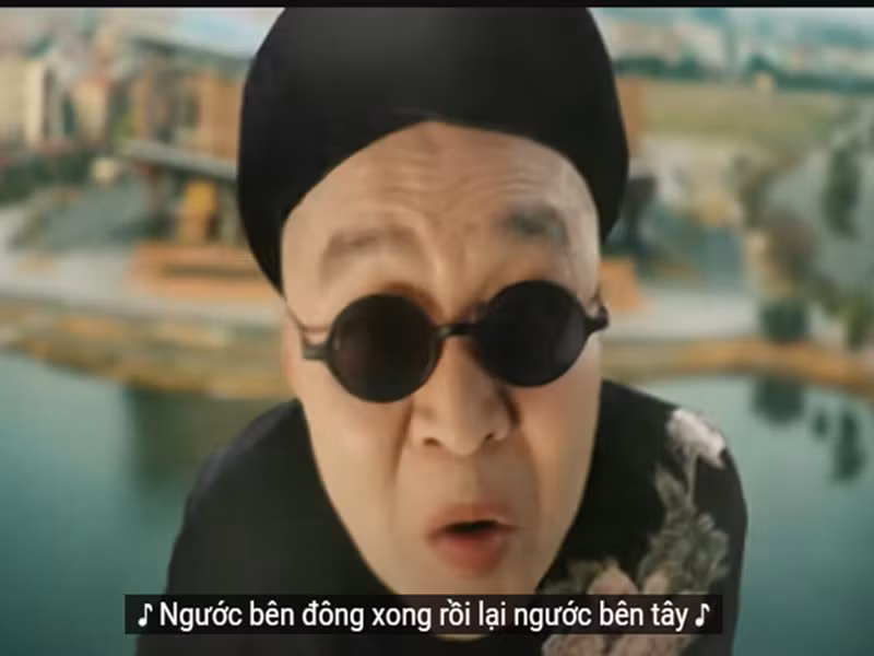 Cảnh bay trên mặt nước của danh hài Xuân Hinh sau khi được xử lý kỹ xảo. Ảnh chụp màn hình.