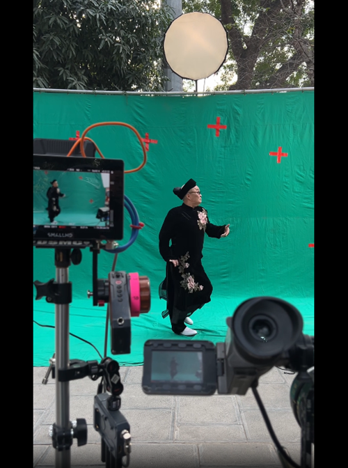 Nghệ sĩ Xuân Hinh cũng vừa hé lộ về cát-sê tham gia MV Bắc Bling của Hòa Minzy. Ảnh chụp màn hình.