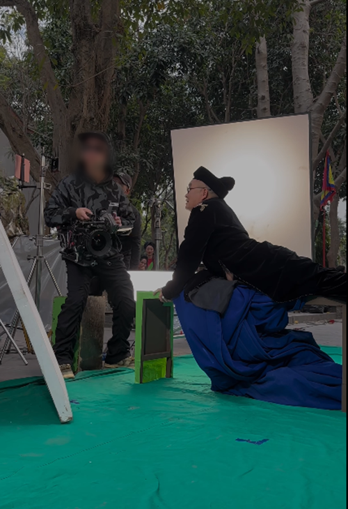 Mới đây, trên trang cá nhân, nghệ sĩ Xuân Hinh đăng tải hậu trường đóng MV Bắc Bling. Cụ thể, ông đã quay trên phông nền xanh cho một số cảnh bay trên mặt nước. Ảnh chụp màn hình.