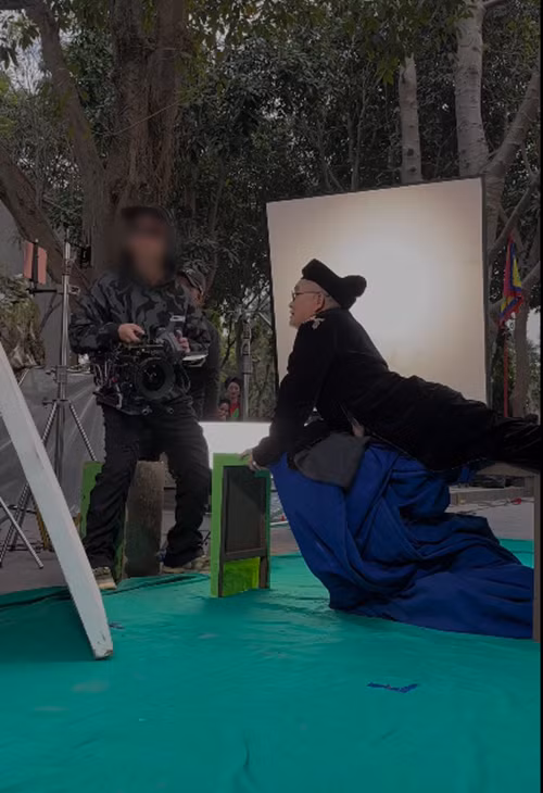 Mới đây, trên trang cá nhân, nghệ sĩ Xuân Hinh đăng tải hậu trường đóng MV Bắc Bling. Cụ thể, ông đã quay trên phông nền xanh cho một số cảnh bay trên mặt nước. Ảnh chụp màn hình.