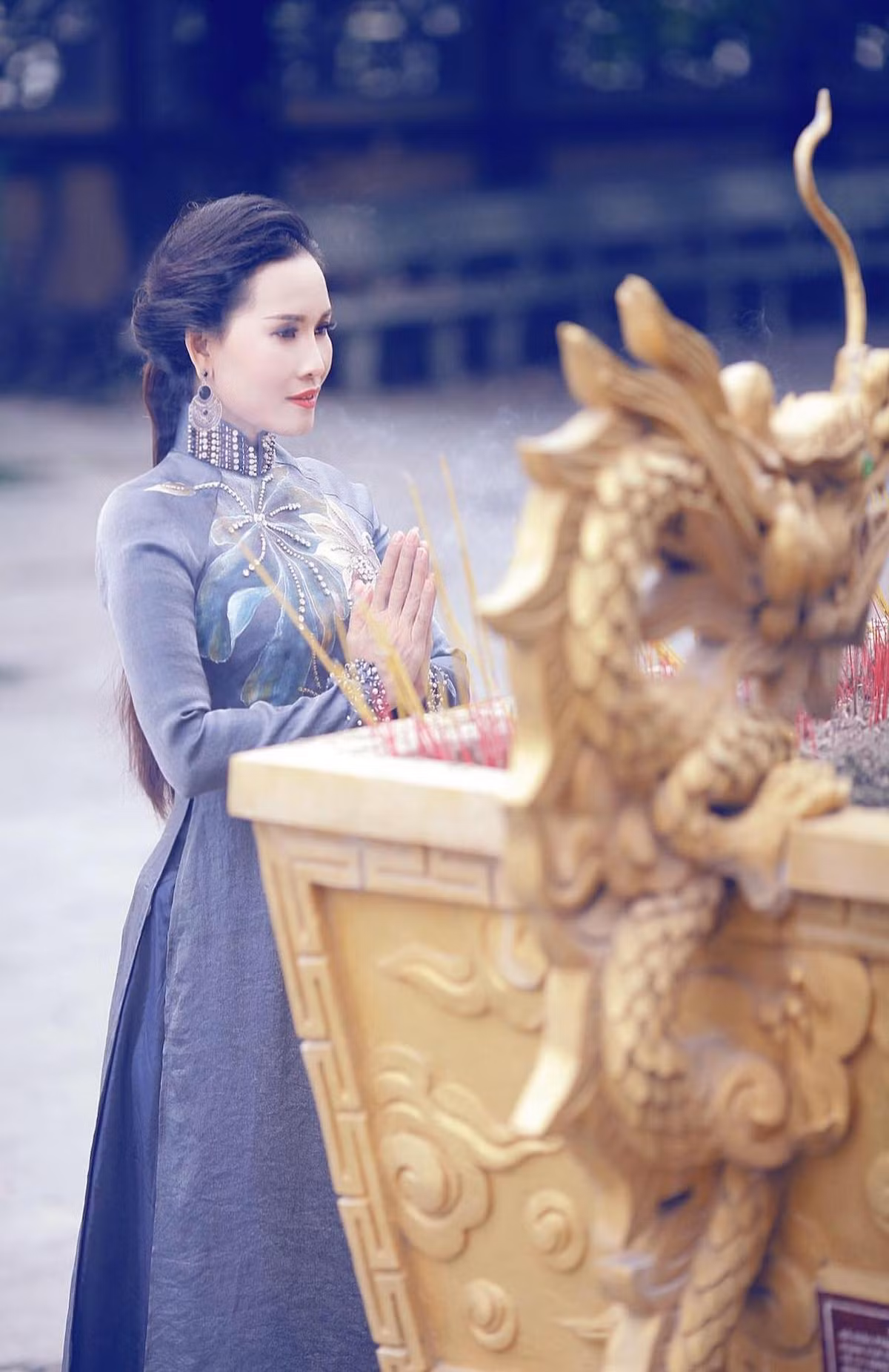 Ca sĩ Hoàng Thúy Hằng tên thật là Nguyễn Thị Hằng, sinh năm 1981 tại Bạc Liêu. Trong những năm hoạt động nghệ thuật, Hoàng Thúy Hằng gắn liền với dòng nhạc bolero.