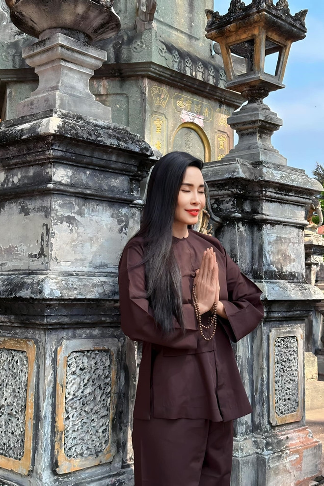 Trên trang cá nhân, thông tin cuối cùng Hoàng Thúy Hằng đăng tải là đoạn hát một ca khúc về mẹ.