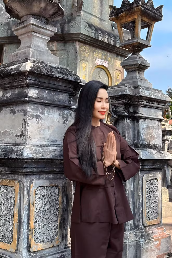 Trên trang cá nhân, thông tin cuối cùng Hoàng Thúy Hằng đăng tải là đoạn hát một ca khúc về mẹ.