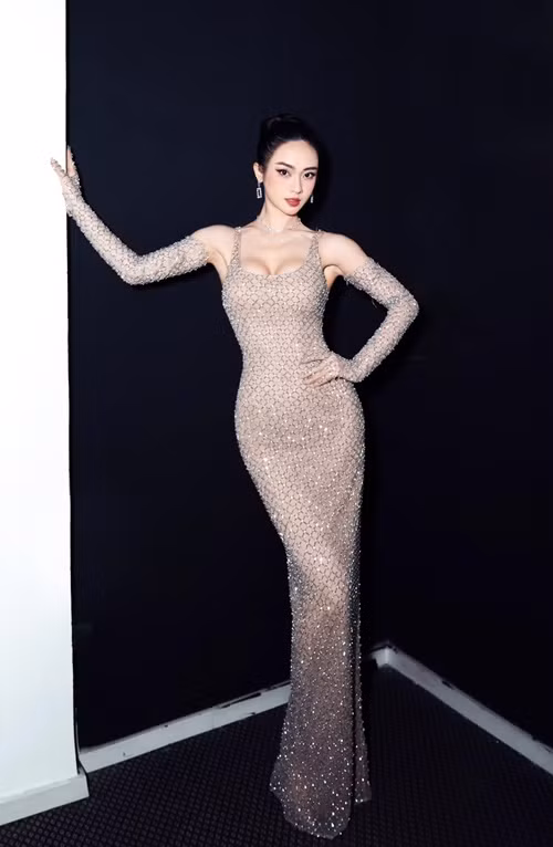 Vũ Thúy Quỳnh sở hữu nhan sắc nóng bỏng. Cô cao 1m74, có số đo ba vòng 86-63-97 cm.