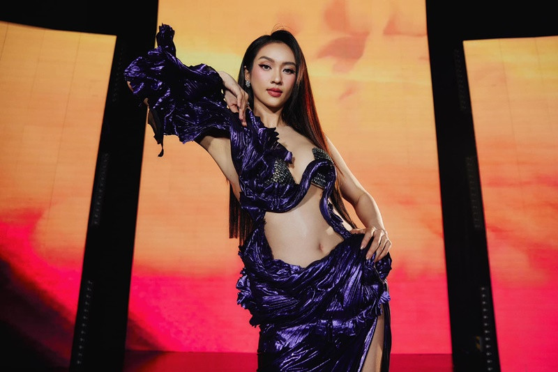 Nàng hậu sinh năm 1998 ăn mặc táo bạo hơn.