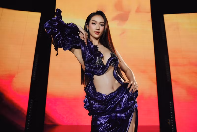 Nàng hậu sinh năm 1998 ăn mặc táo bạo hơn.