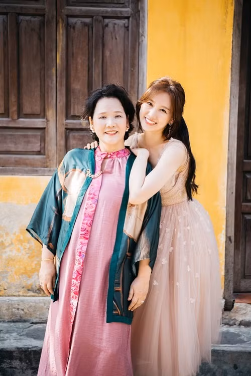 Hari Won thường xuyên đưa mẹ đẻ đi ăn uống, du lịch. Ảnh: Vietnamnet.