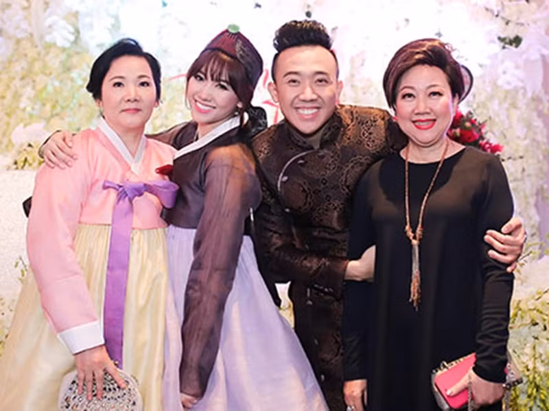 Năm 2016, bà Lee Sook Hee (ngoài cùng bên trái) - mẹ vợ Trấn Thành lần đầu lộ diện khi tổ chức đám cưới cho hai con. Ảnh: Khám Phá.