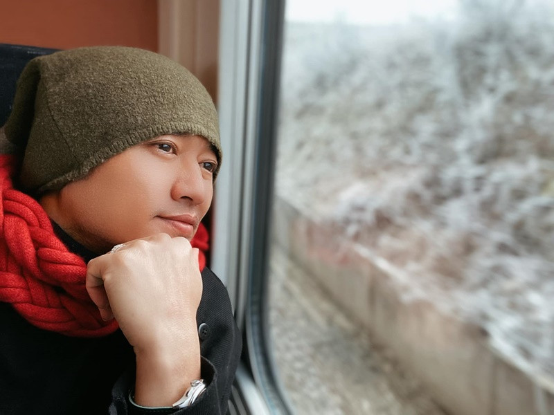 Sự ra đi của Quý Bình khiến Trấn Thành vô cùng bàng hoàng, thương tiếc. "Tạm biệt Quý Bình. Nếu có kiếp sau, vẫn đẹp trai, vẫn ấm áp, vẫn diễn giỏi và vẫn là 1 diễn viên tài năng anh nhé! An nghỉ nha - anh tôi", Trấn Thành gửi lời vĩnh biệt đến đàn anh. Ảnh: FB Quý Bình.