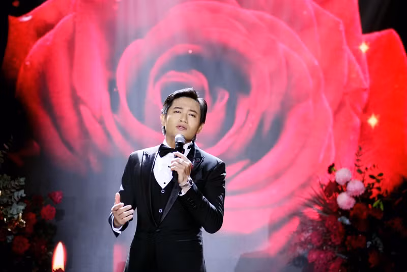 Lễ viếng diễn viên Quý Bình bắt đầu từ chiều ngày 8/3. Lễ truy điệu diễn ra vào chiều ngày 9/3. Chiều cùng ngày diễn ra lễ động quan. Sau đó, thi hài nam diễn viên được hỏa táng tại Tháp Long Thọ, huyện Củ Chi, TP HCM. Ảnh: FB Quý Bình.