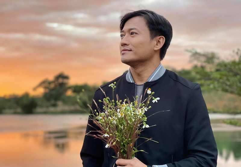 Nghệ sĩ Ngân Quỳnh thương tiếc Quý Bình: “Yên nghỉ nha con...Suốt thời gian qua con đã đau đớn nhiều. Con sống mãi trong lòng người hâm mộ. Đối với đồng nghiệp con là 1 nghệ sĩ đạo đức, ôn hòa. Đối với gia đình con là đứa con hiếu thảo. Đồng nghiệp đáng trân quý của má Quỳnh”. Ảnh: FB Quý Bình.