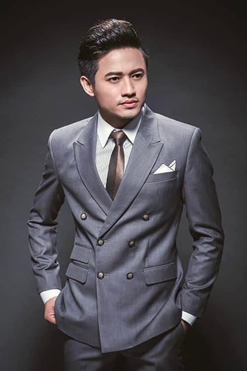 Trong mắt Trấn Thành , Quý Bình là 1 diễn viên vừa có ngoại hình, vừa có thực lực. "Anh sở hữu 1 giọng nói tuyệt đẹp với âm sắc vô cùng ấm áp! Anh từng là 1 anh khép chính tôi vô cùng ngưỡng mộ và là hình mẫu tôi muốn phấn đấu để trở thành khi còn là sinh viên chung trường sân khấu. Anh cũng là một người anh có lối sống rất hiền lành, nhẹ nhàng và dễ thương trong nghề mà tôi rất muốn nhưng chưa có dịp cộng tác”, Trấn Thành chia sẻ. Ảnh: FB Quý Bình.