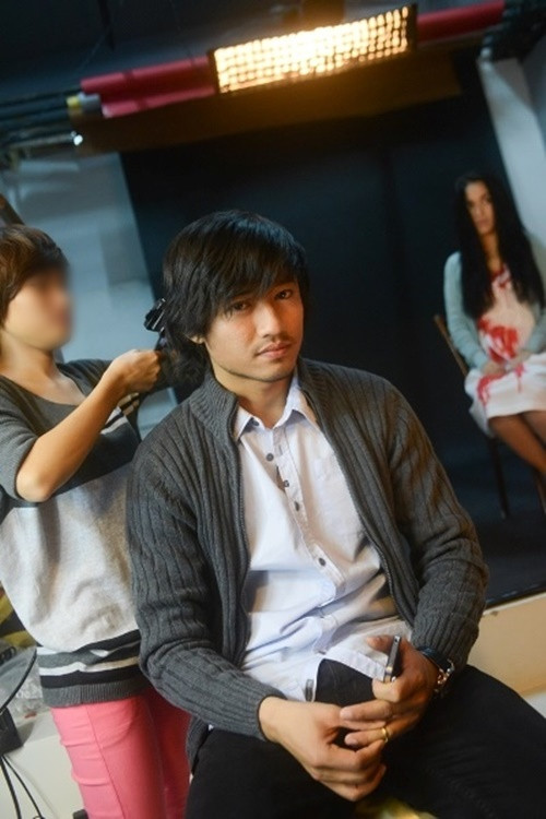 Hoàng Bách nhớ lại kỷ niệm về Quý Bình khi cả hai đóng chung phim Quả tim máu năm 2013. “Dù phim chủ yếu quay đêm, về đến khách sạn thường là 5h sáng, nhưng em vẫn giữ được thói quen chạy bộ vài vòng Hồ Xuân Hương rồi mới về phòng ngủ. Đồ ăn bổ sung thì chỉ có bơ và chuối. Nghe tin em yếu từ mấy tháng nay mà anh không muốn tin. Thôi, nghỉ ngơi nha em, tạm biệt chàng trai đa tài hiền lành với nụ cười tỏa nắng Quý Bình”, Hoàng Bách nghẹn ngào. Ảnh: VTV.