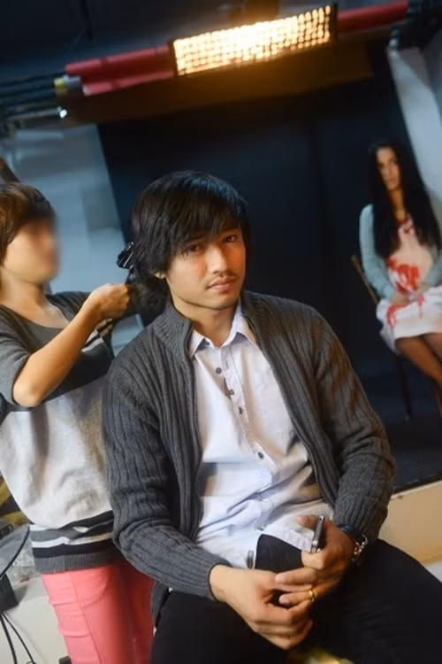 Hoàng Bách nhớ lại kỷ niệm về Quý Bình khi cả hai đóng chung phim Quả tim máu năm 2013. “Dù phim chủ yếu quay đêm, về đến khách sạn thường là 5h sáng, nhưng em vẫn giữ được thói quen chạy bộ vài vòng Hồ Xuân Hương rồi mới về phòng ngủ. Đồ ăn bổ sung thì chỉ có bơ và chuối. Nghe tin em yếu từ mấy tháng nay mà anh không muốn tin. Thôi, nghỉ ngơi nha em, tạm biệt chàng trai đa tài hiền lành với nụ cười tỏa nắng Quý Bình”, Hoàng Bách nghẹn ngào. Ảnh: VTV.