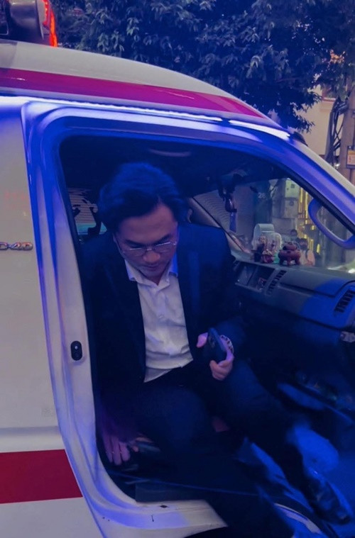 Trên trang cá nhân, Đại Nghĩa cho biết, anh cùng các diễn viên khác của phim Âm dương lộ được thông báo xuất hiện trên xe cứu thương chỉ khi đã đến sự kiện. “Sở dĩ không ai thắc mắc vì cứ nghĩ đoàn phim đã quay với chiếc xe này suốt thời gian qua nên dĩ nhiên biết cần phải xin phép như thế nào trong sự kiện này. Mình đến một sự kiện được tổ chức hoành tráng như vậy thì cứ nghĩ chắc chắn mọi thứ đã phải được xin phép và thông qua”, Đại Nghĩa nói. Ảnh: Sở Hữu Trí Tuệ.