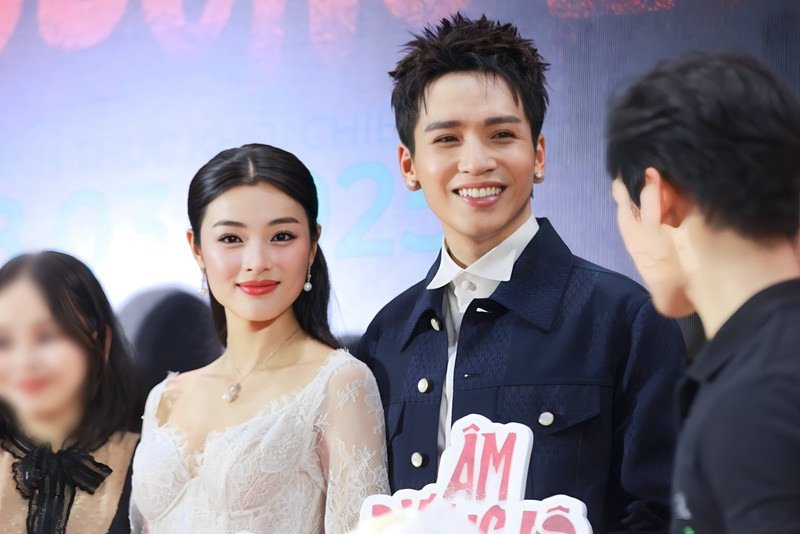 Phía nhà sản xuất Âm dương lộ cho biết, việc sử dụng xe cứu thương chở các diễn viên xuất hiện tại thảm đỏ lễ ra mắt phim hoàn toàn do nhà sản xuất sắp xếp. Dàn diễn viên chỉ làm theo hướng dẫn đã được nhà sản xuất lên kế hoạch. Ảnh: FB Bạch Công Khanh.