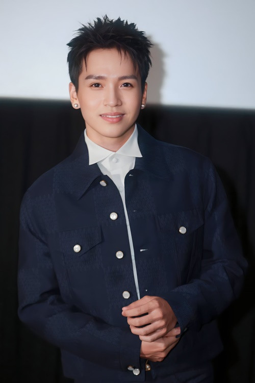 Cũng ngồi xe cứu thương ra mắt Âm dương lộ, Bạch Công Khanh gửi lời xin lỗi đến khán giả. Ảnh: FB Bạch Công Khanh.