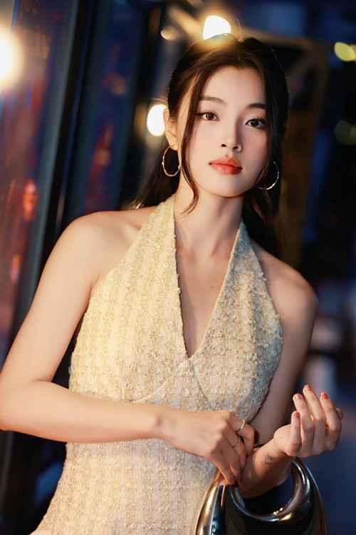 Nữ diễn viên phim Âm dương lộ Lan Thy cũng gửi lời xin lỗi đến khán giả. "Lan Thy cùng cả ê-kíp của mình và đoàn làm phim đã hiểu và ý thức được sự việc. Đây là một bài học cho Lan Thy để có thể tiếp tục hoàn thiện chính mình và Lan Thy vô cùng biết ơn những lời góp ý chân thành, nhờ mọi người mà Lan Thy có cơ hội để thay đổi những thiếu sót của mình", cô nói. Ảnh: FB Bạch Lan Thy.